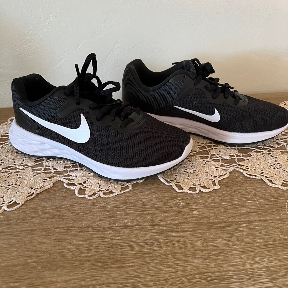 Brand New Nike Tennis shoes 5.5 black & white womens/girls; no box